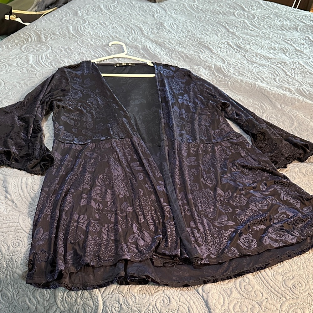 Gorgeous swing-style overlay cardi!